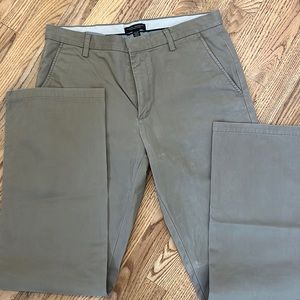 Mens Banana Republic Chinos size 33W/34L.